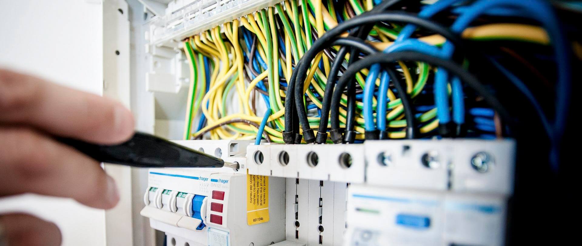 Elektriker i Västerås från Pangea utför elservice och underhåll i fastigheter